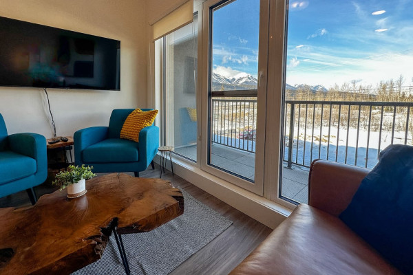 The Cache Classy DT Condo with Mountain Views