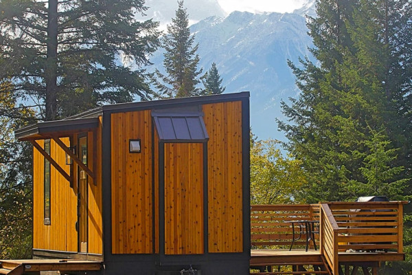 Kicking Horse Tiny House WI-FI Sauna Hot Tub Views