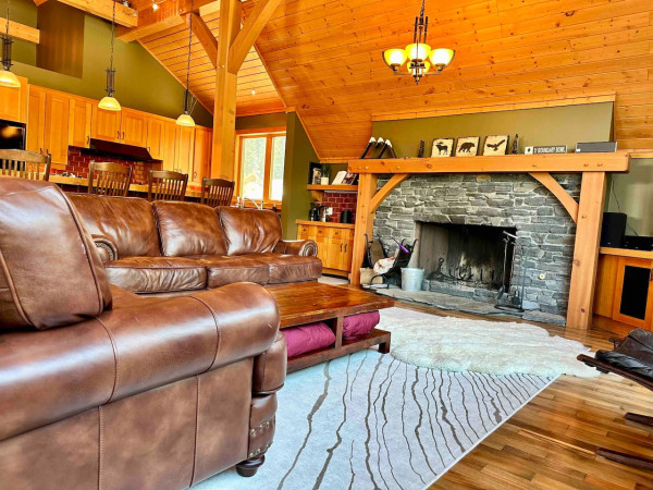 Creekside Family Hideout - Ski in/out w. Hot Tub