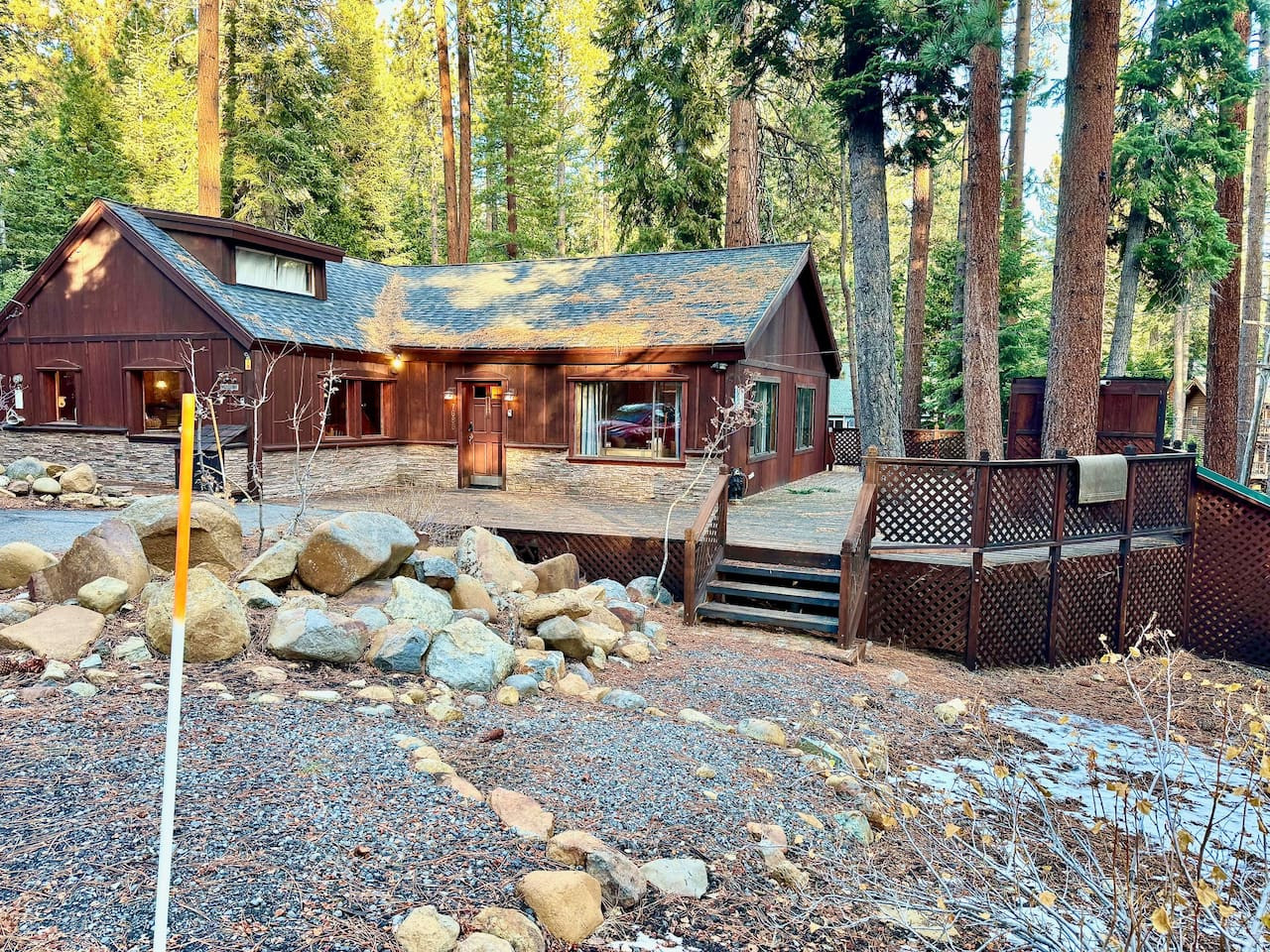 Peaceful Tahoe Cabin Close to Lake and Shopping