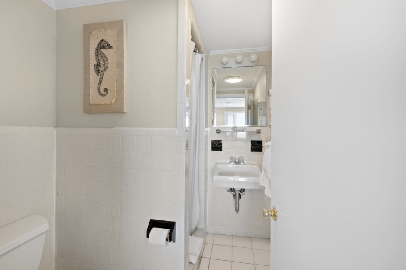 Beachfront Studio | Kitchenette & 2 Double Beds (104) 3