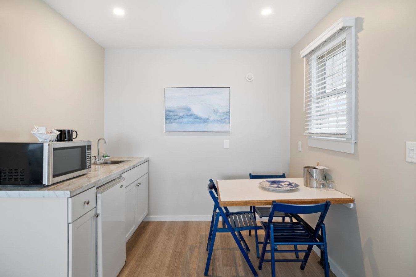Beachfront Studio | Kitchenette & 2 Double Beds (104) 5