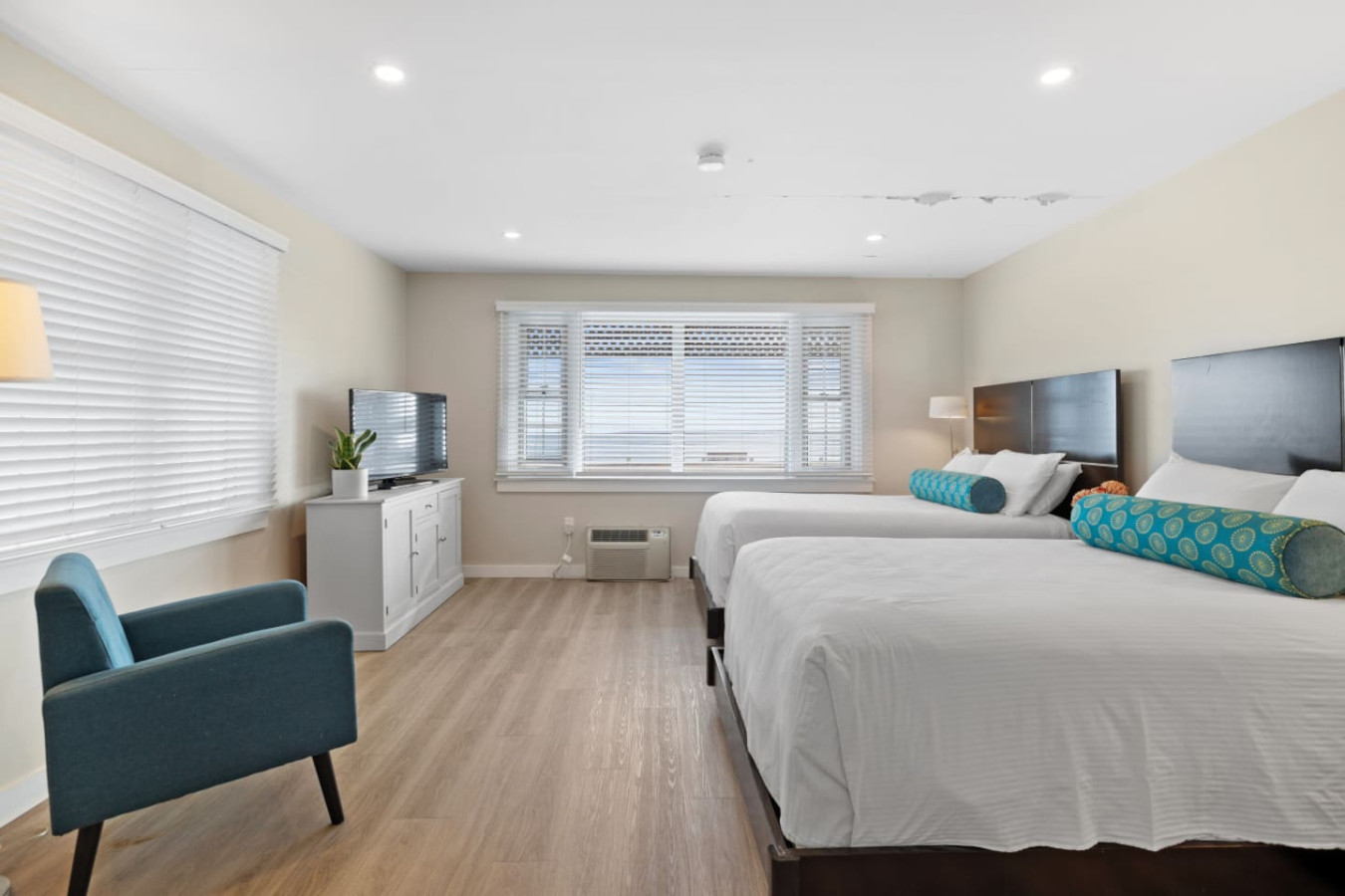 Beachfront Studio | Kitchenette & 2 Double Beds (104) 6