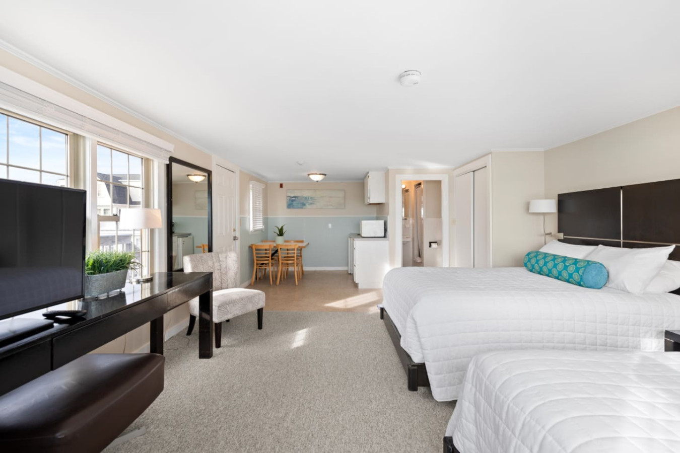 Direct Ocean Views! 2 Double Beds + Kitchenette (108) 6