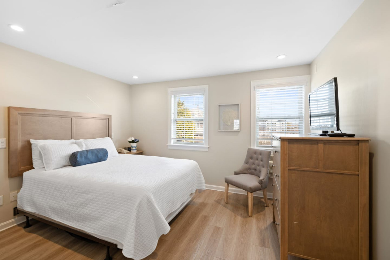 Renovated Queen Room Near the Beach (310)