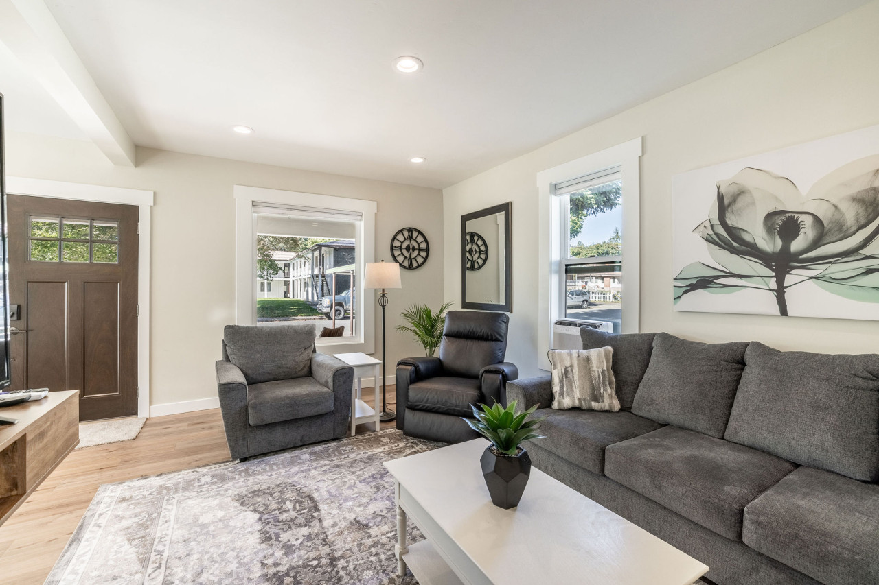 Flying Colors Cottage - Walk to Downtown!