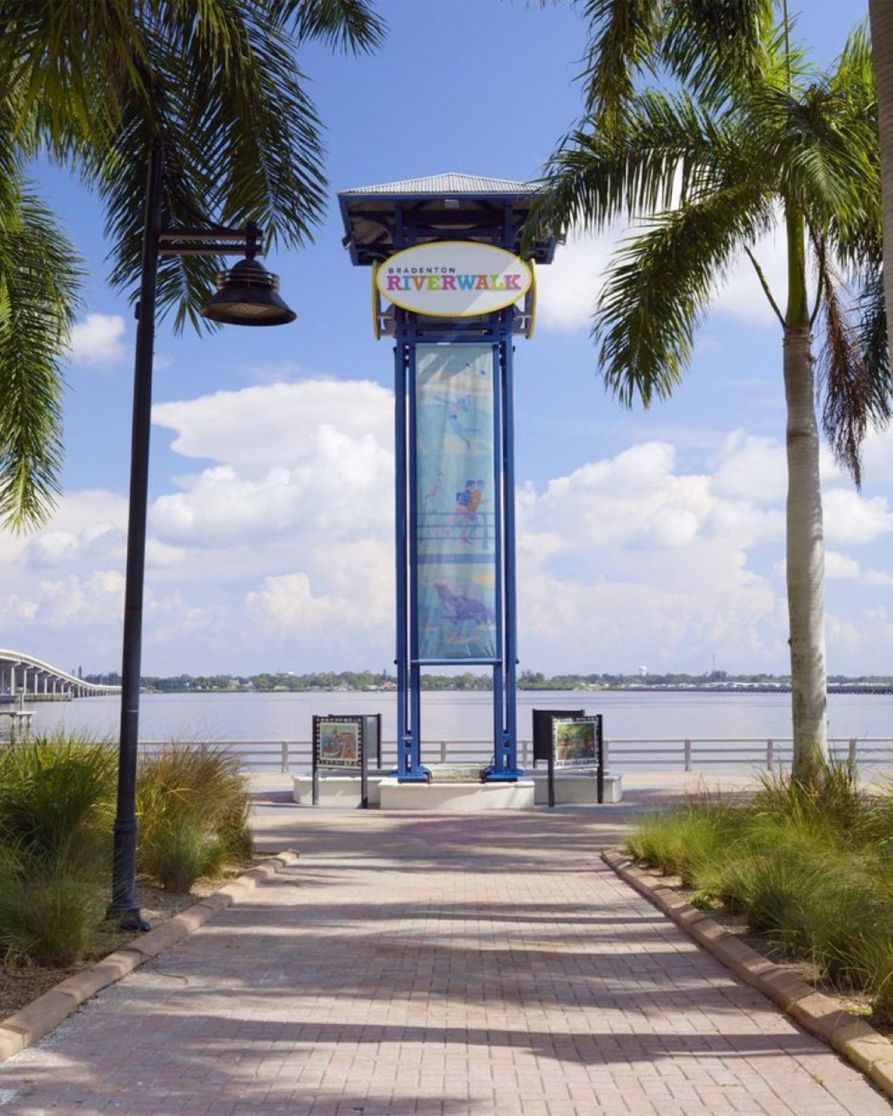 HTD Pool/Walk 2 DWTN Farmer's Market & Riverfront