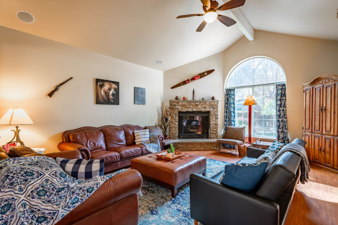 The Creekside Forest Cabin: Game Room, Hot Tub, EV