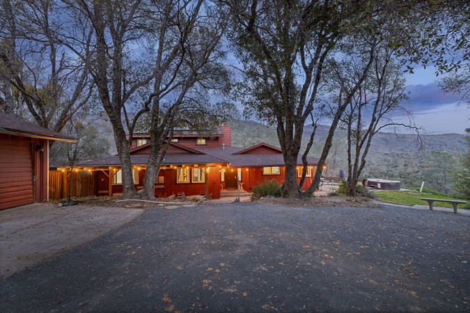 Willow Creek Trailhead Cabin | Hot tub | Game Room