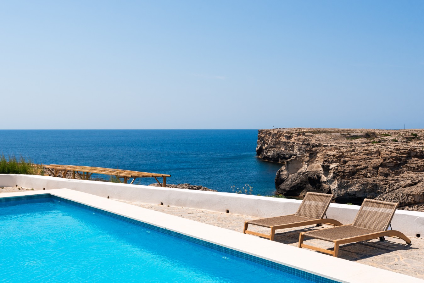 Voramar_APARTHOTEL · Seaview room with community pool in Voramar