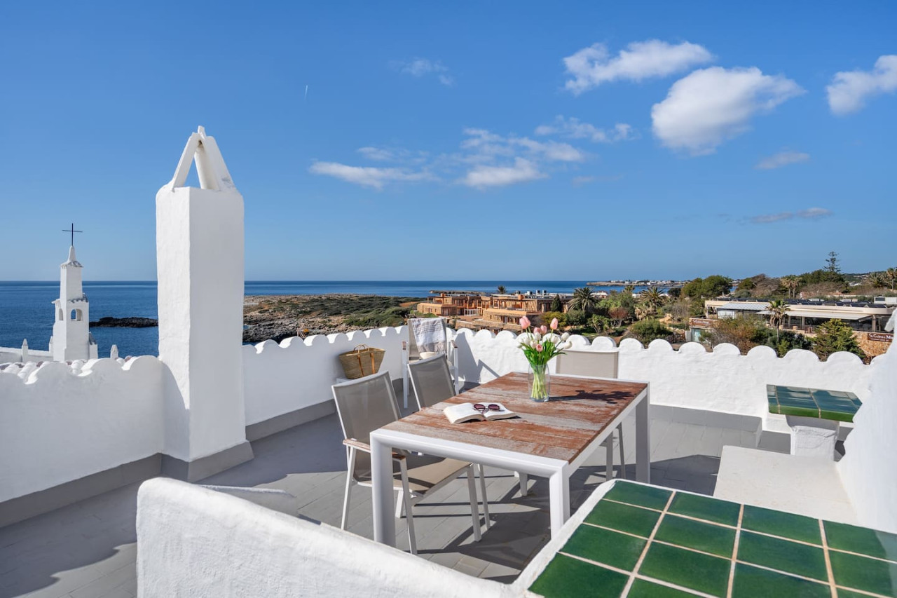 Binibeca old fishing village. 2 bedroom apart. AC