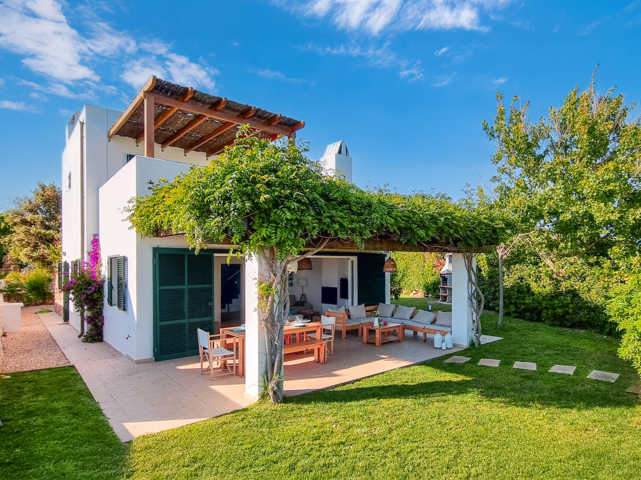 Villa Himala, Modern villa, Free AC/WiFi, Smart TV