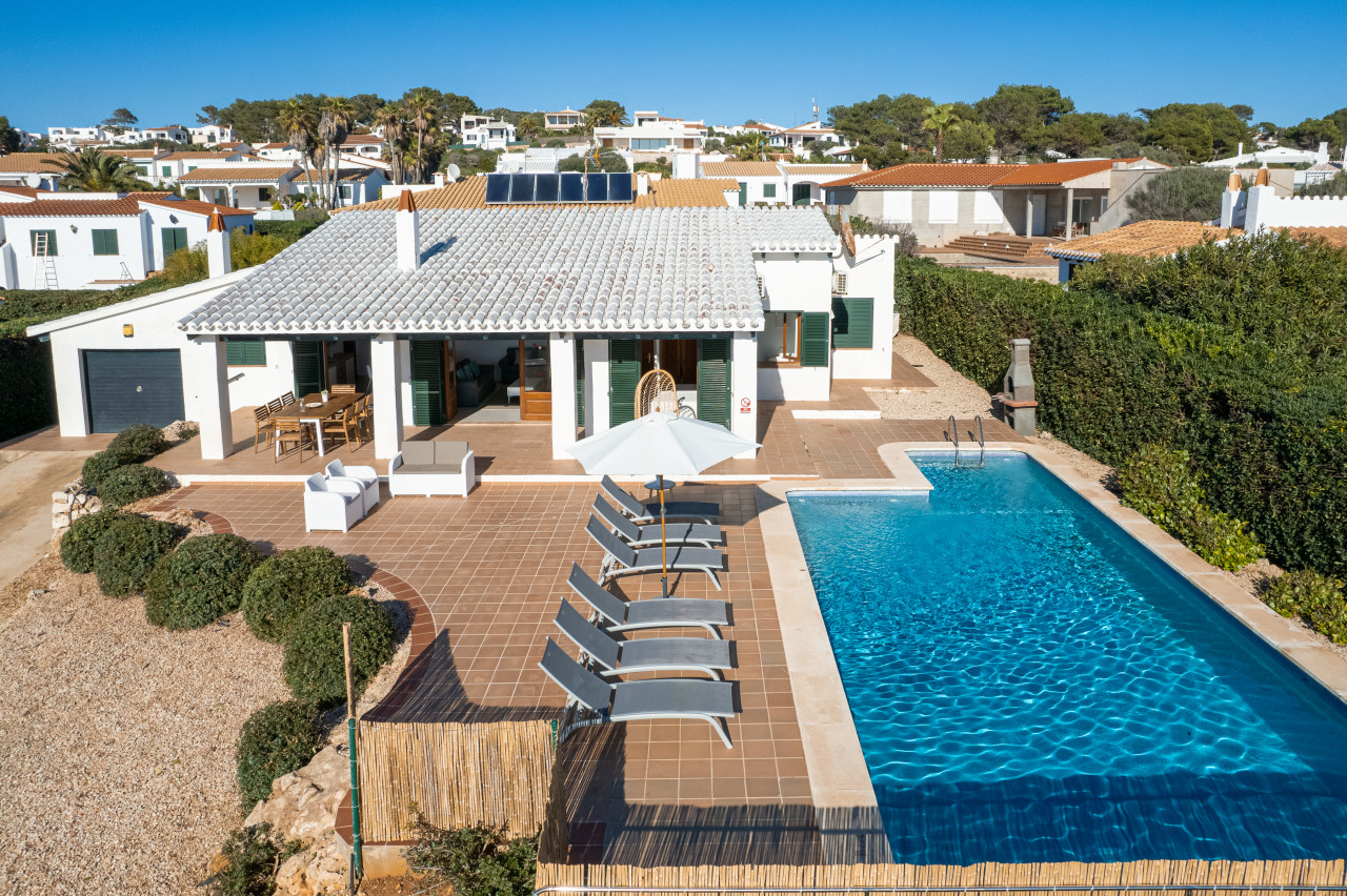 Villa Michaela · Villa Michaela-con piscina. A 500 mts de la playa