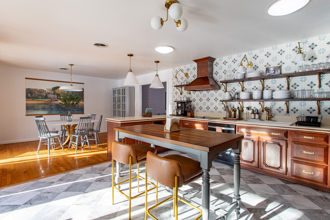 Bright, fully equipped kitchen