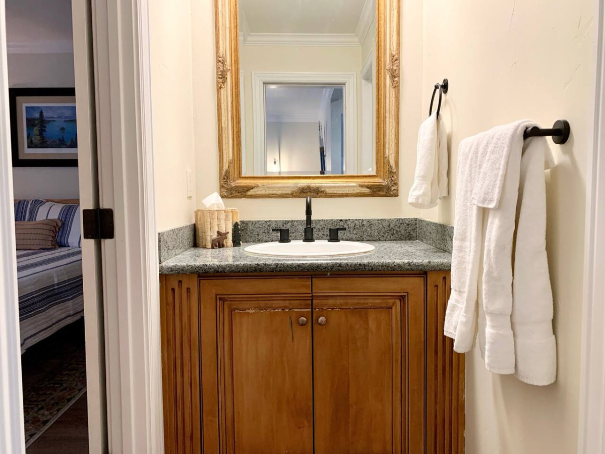 Sink/vanity area