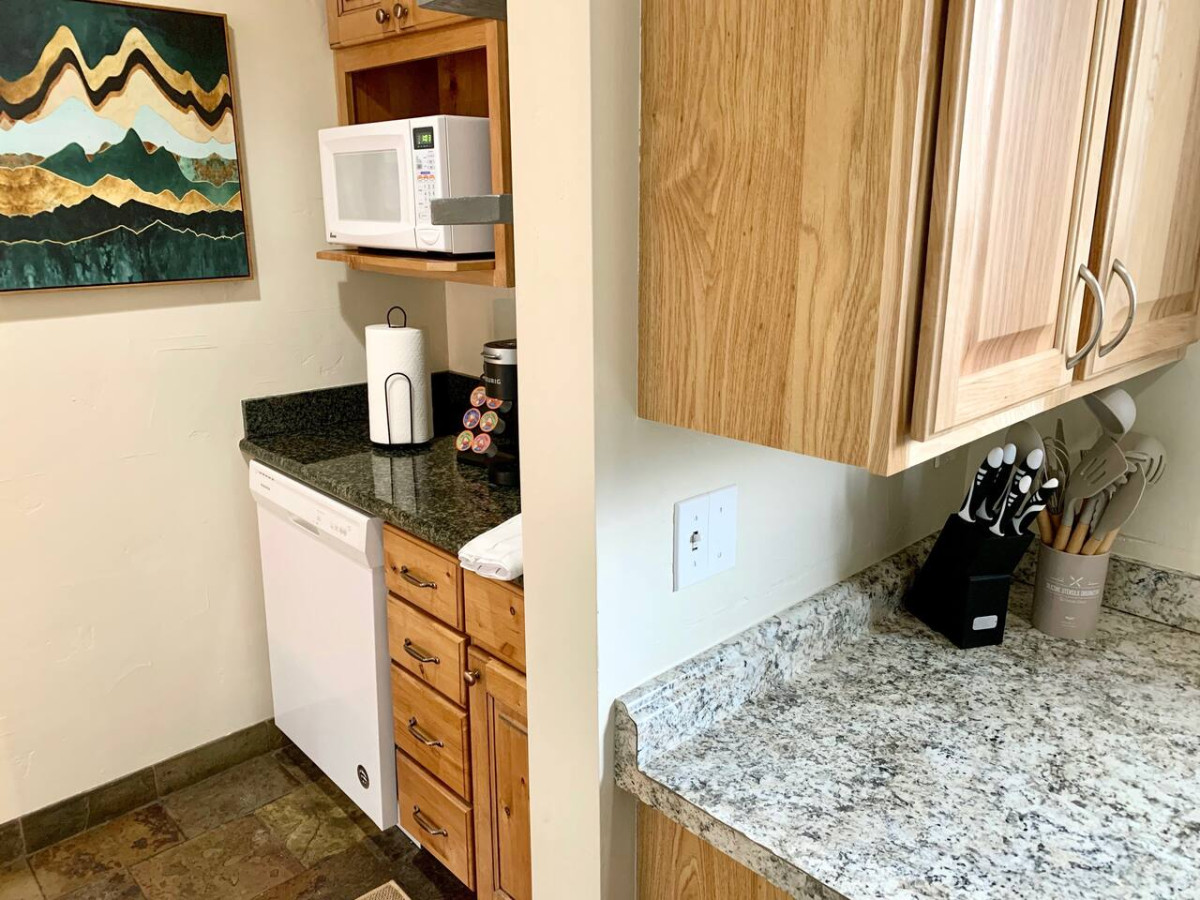 Kitchen stocked with cookware!