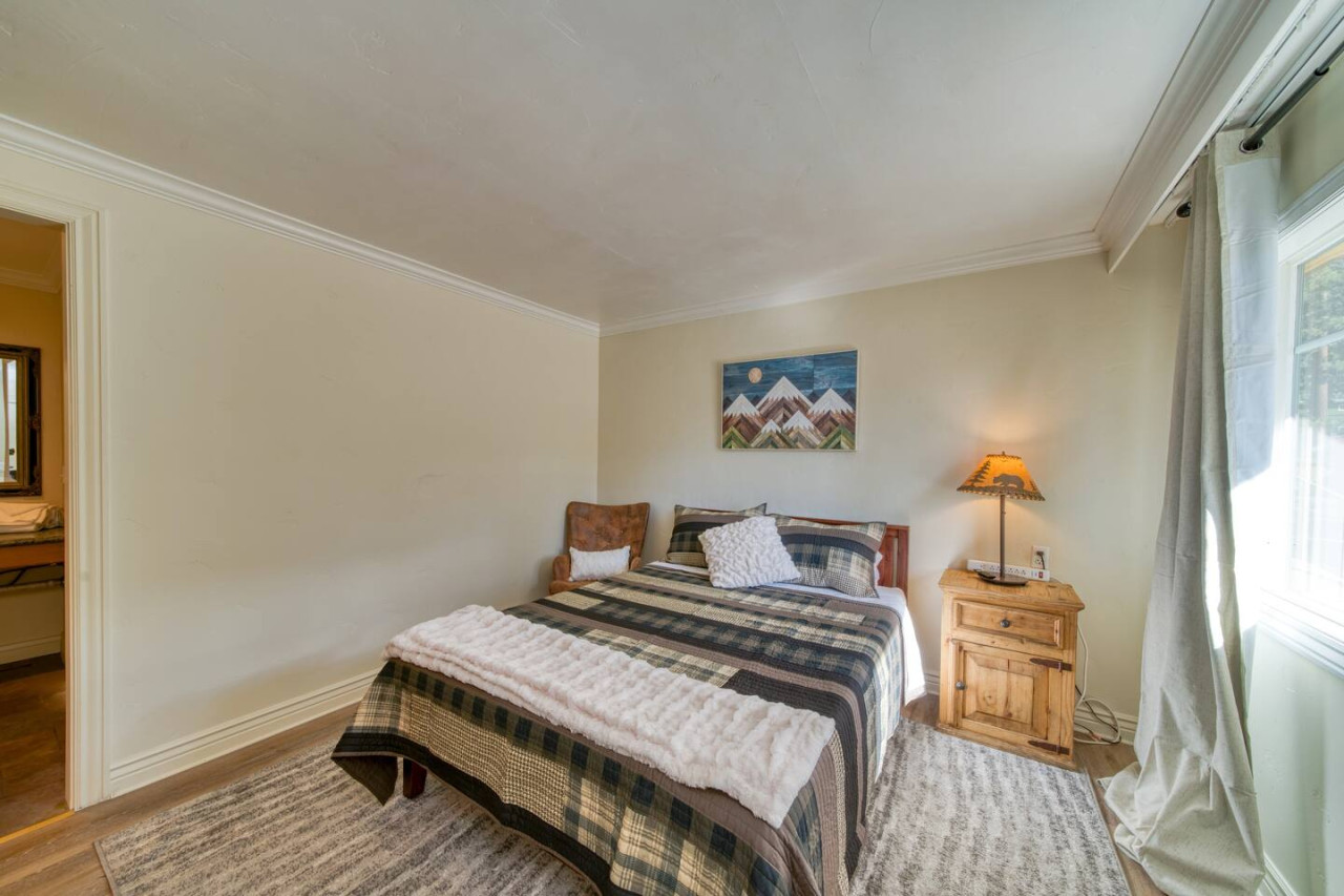 Main living area, view from the entryway.
