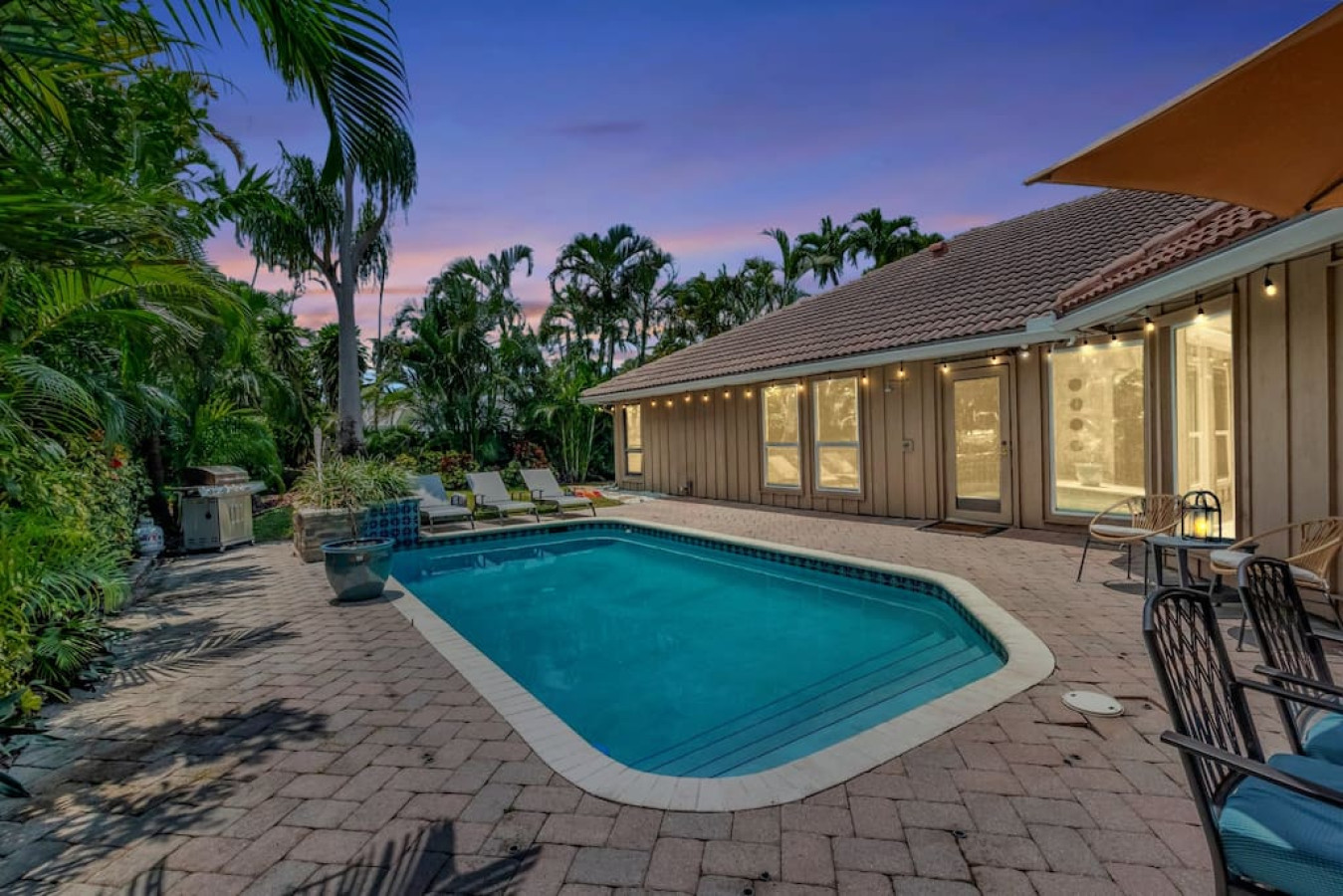 Spacious Pool, Beautiful Backyard And Modern Amenities - Stunning Oasis - Boca Raton, FL