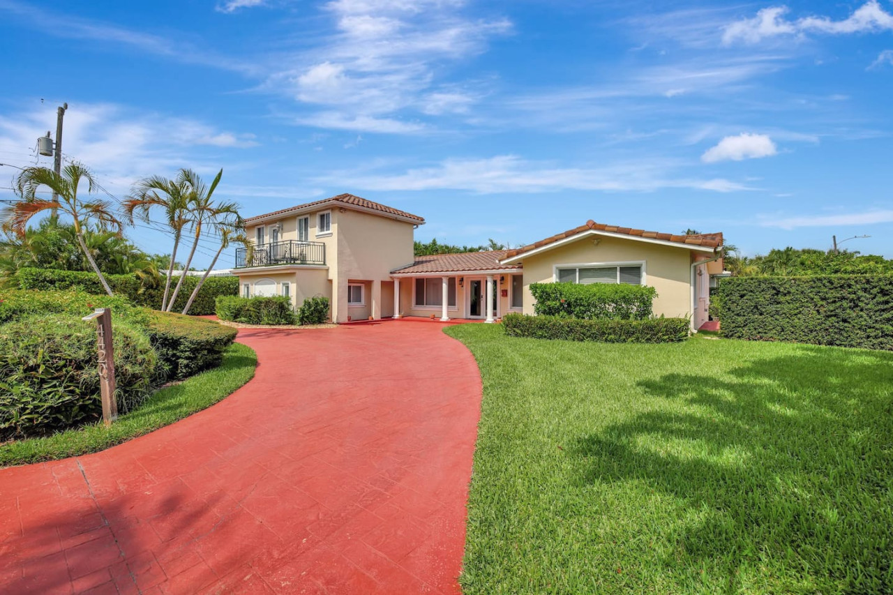 Heated Pool And Walking Distance To Beach - Spacious Coastal Retreat - バハマ