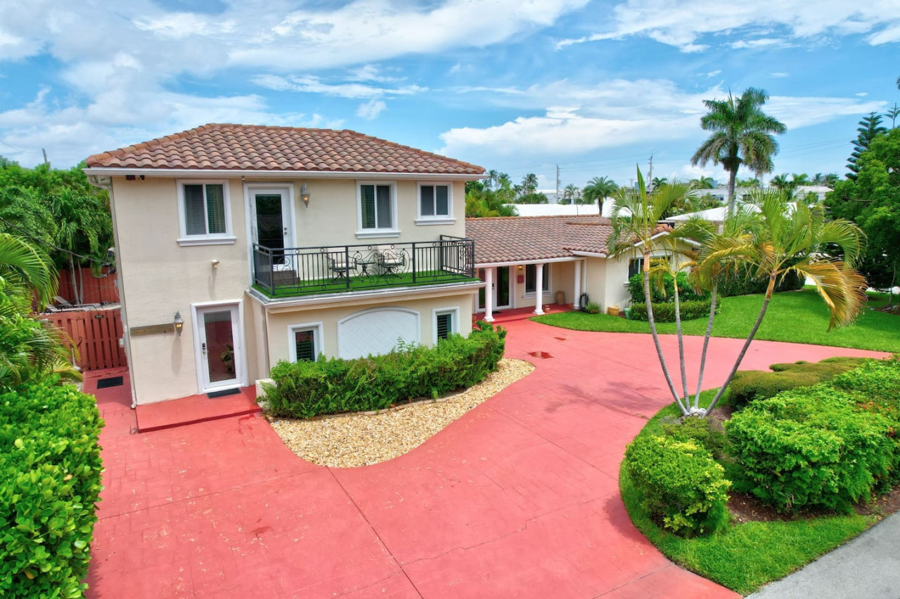 Heated Pool And Spacious Loft - Charming Beachside Escape - The Bahamas