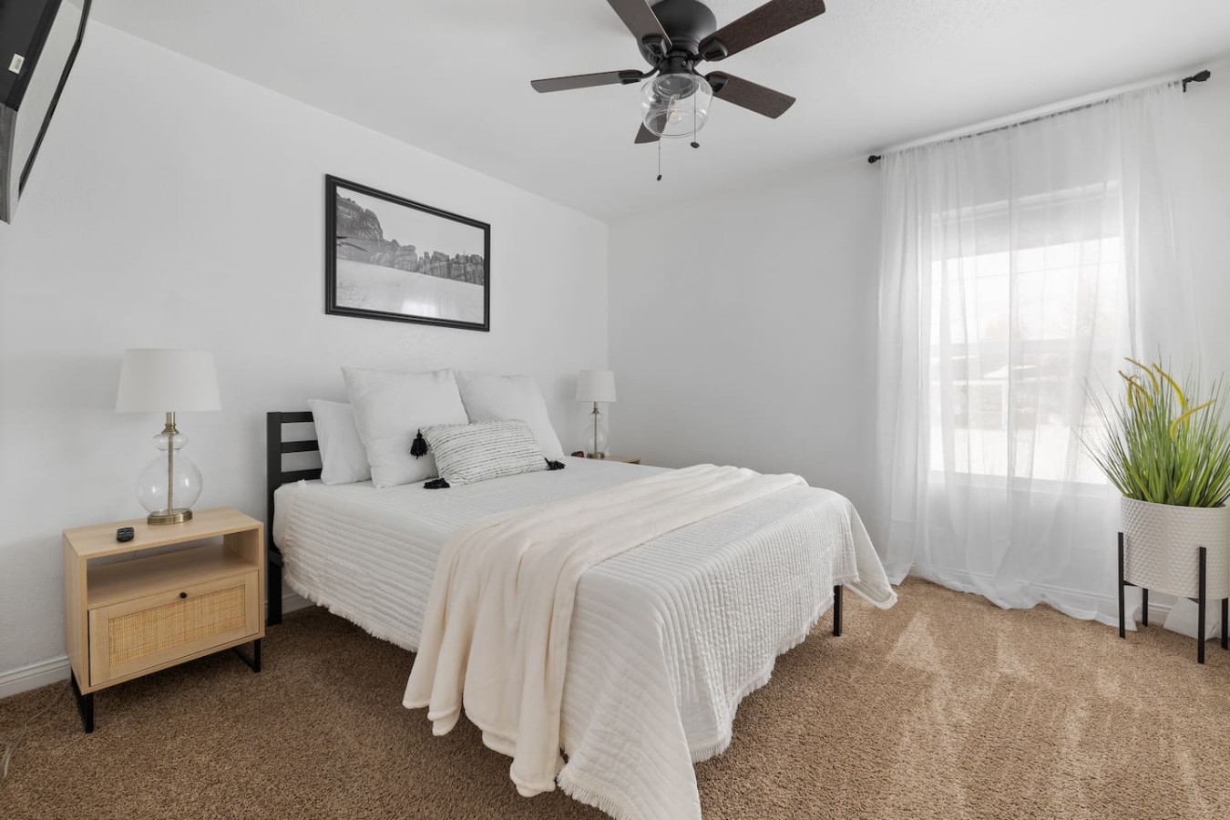 3 Bed 2 Bath, Golf Course and Fully Fenced Yard!