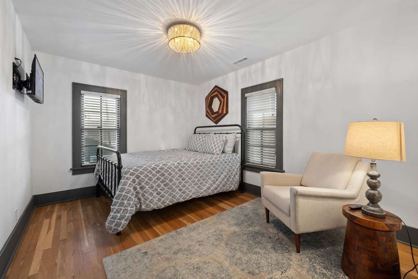 No airbnb fees! Cleaning fee only 2bedroomDowntown — photo 7