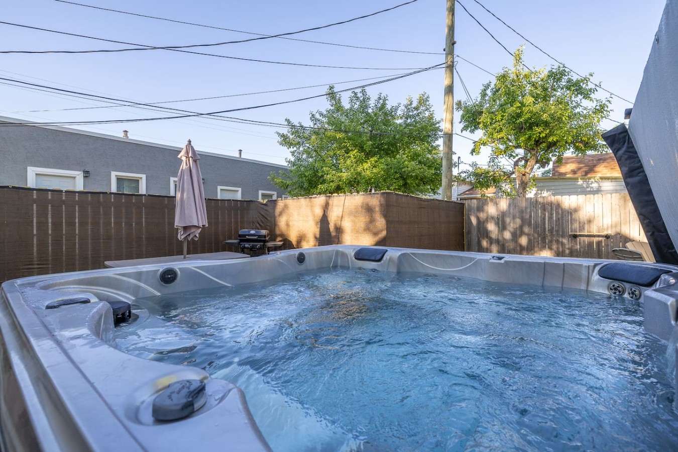 1 block from Mainstreet! Hot Tub — photo 4
