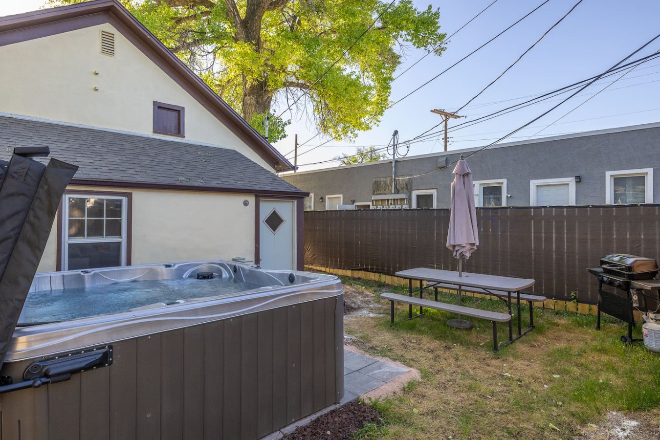 1 block from Mainstreet! Hot Tub — photo 20