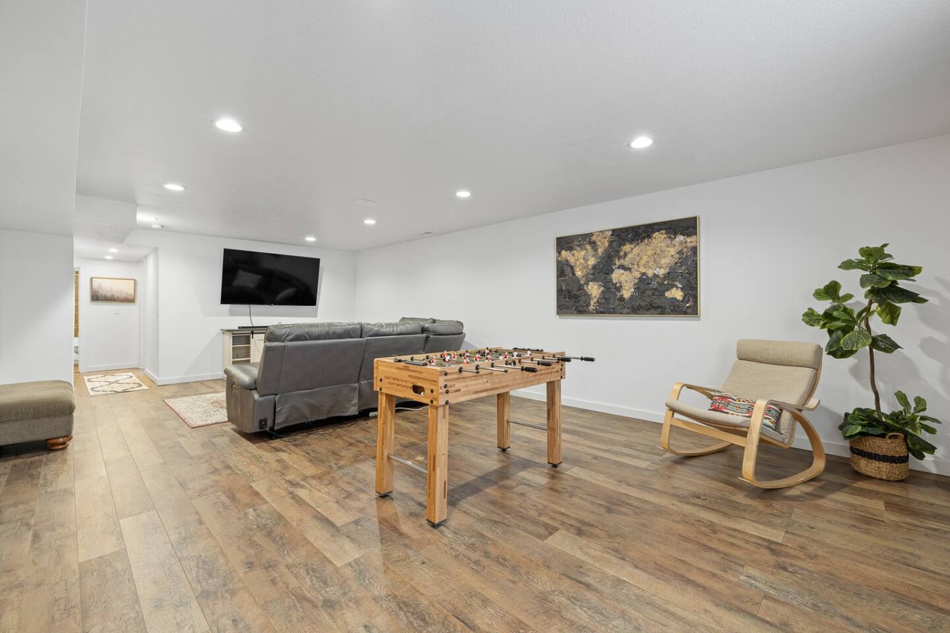 5 Beds, Hot Tub, Fenced Backyard — photo 3
