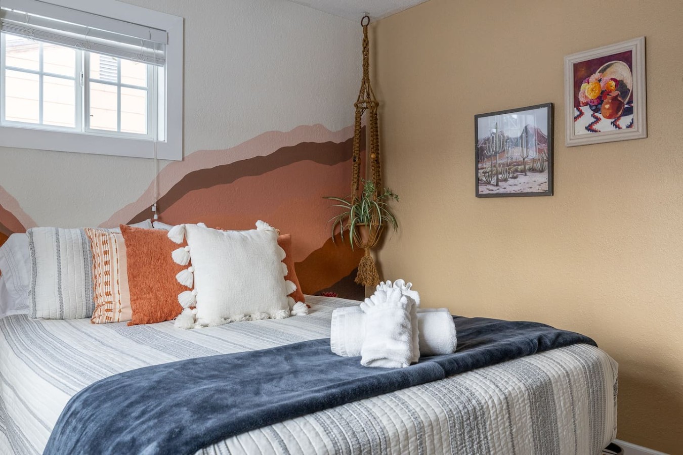 Boho Bliss: 3 Bedroom, Fenced Yard — photo 3
