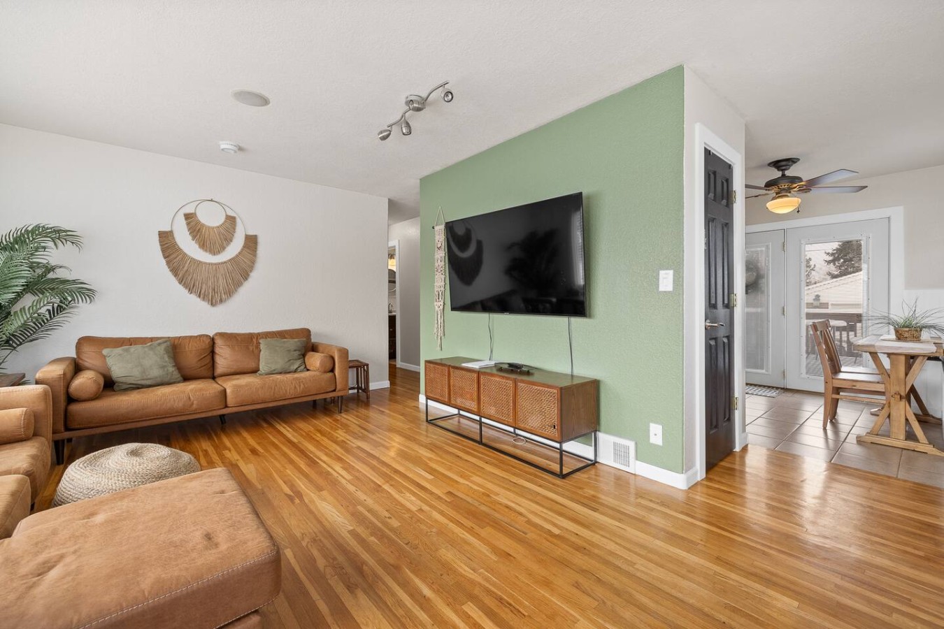 Boho Bliss: 3 Bedroom, Fenced Yard — photo 9