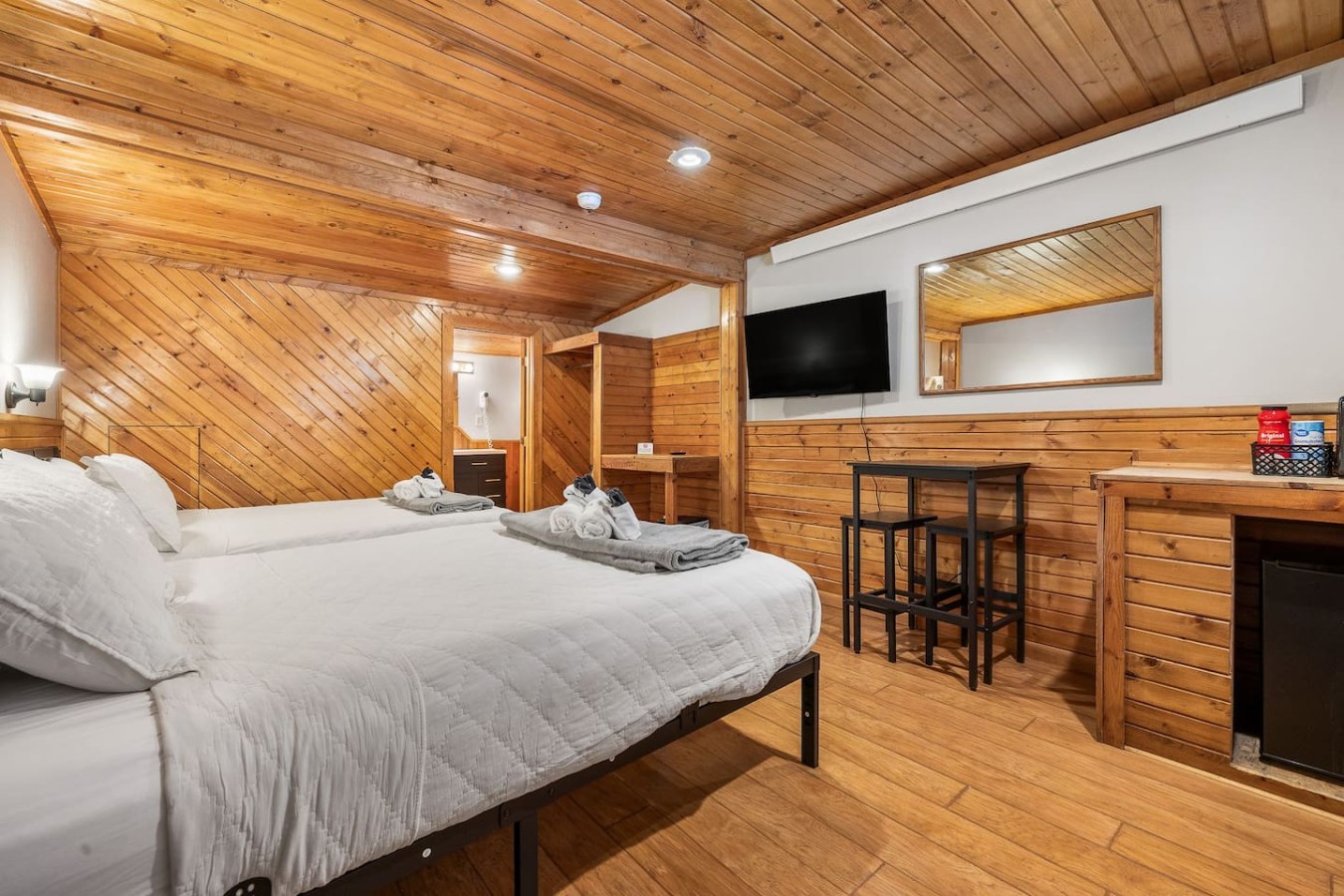 Room 17 – Queen Beds — photo 10