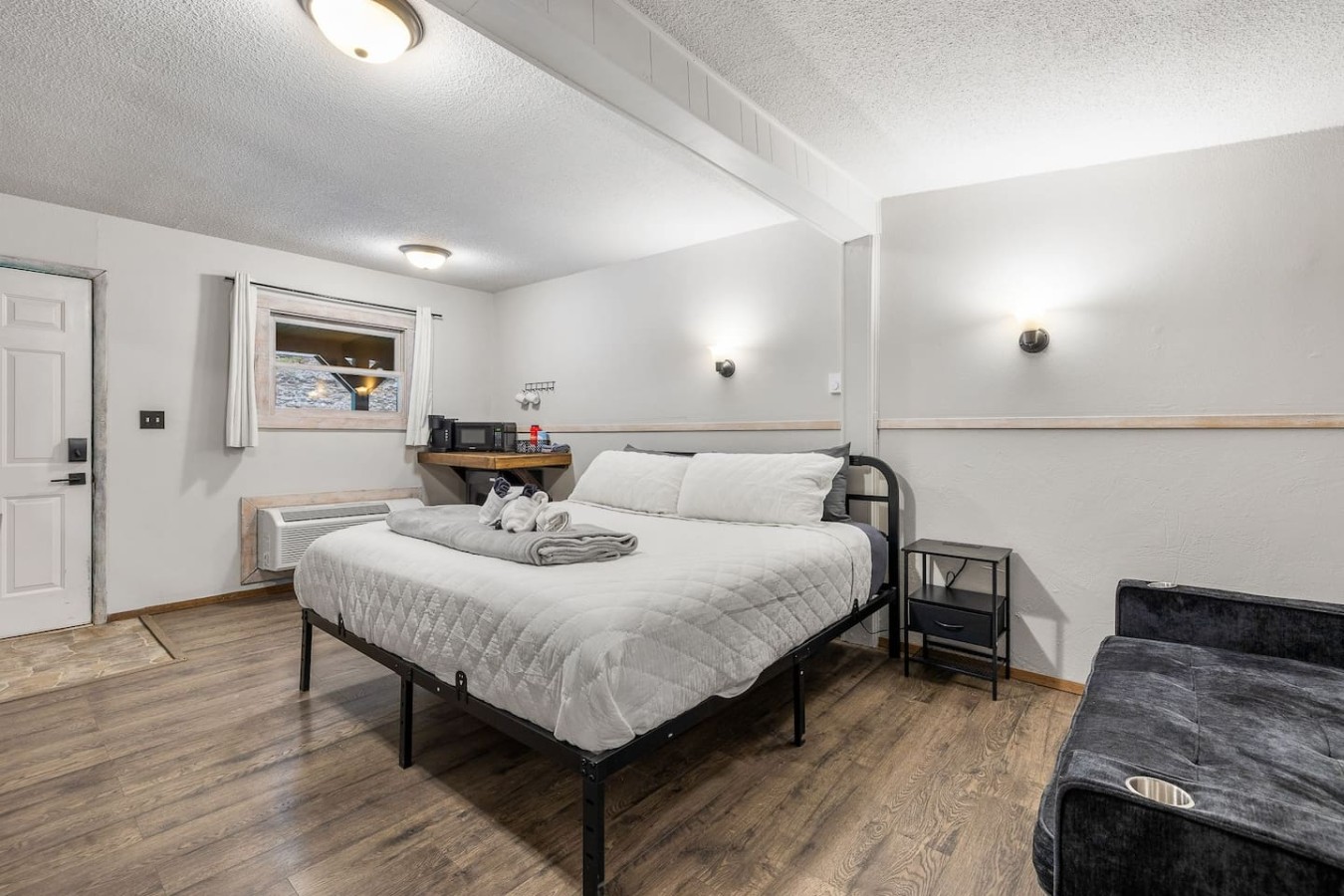 Room 18 – King Bed - Lead, SD