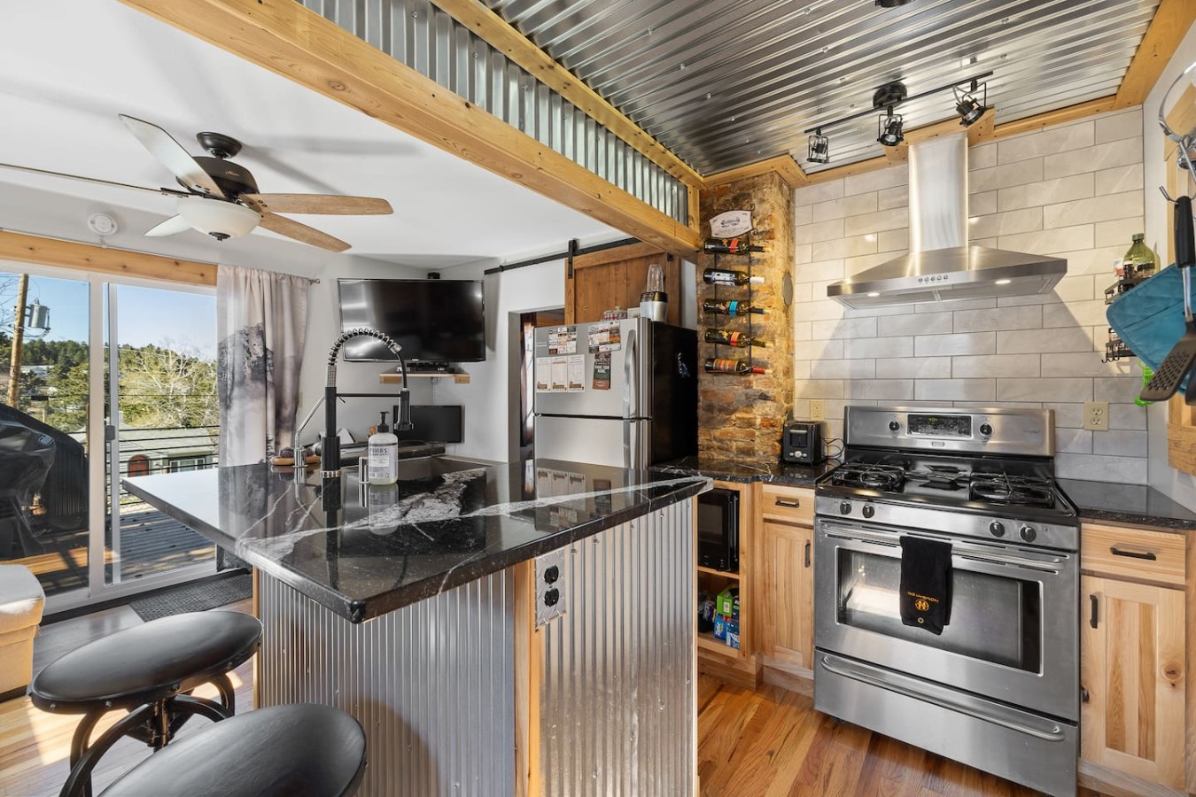 Walsh's Studio Cabin — photo 9