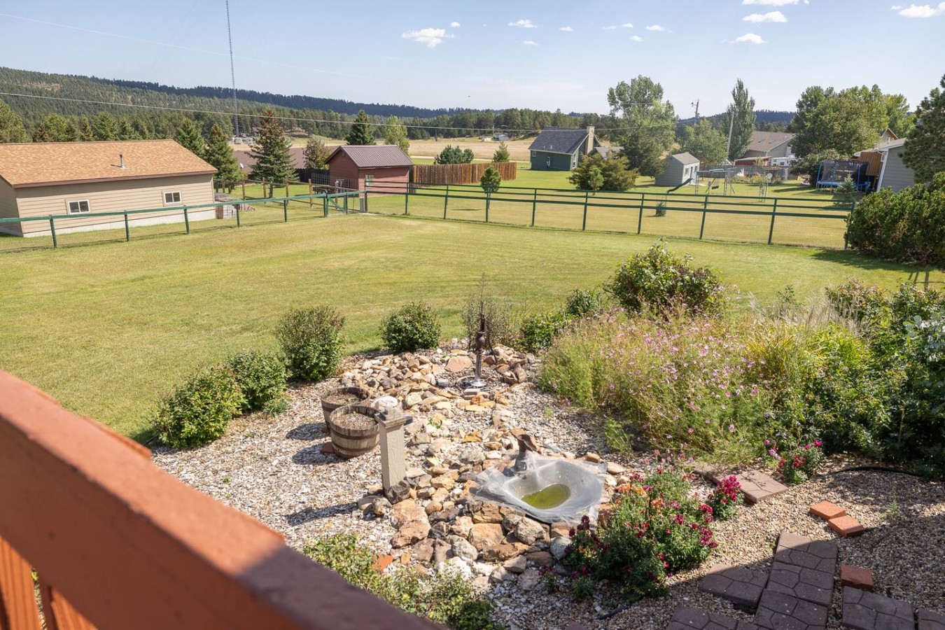 Cozy Nemo Road Retreat 3 bed fenced yard — photo 24