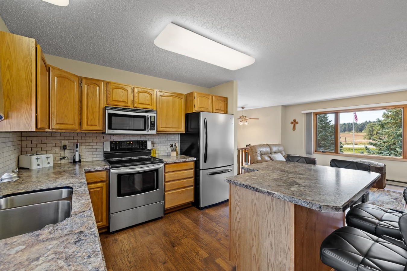 Cozy Nemo Road Retreat 3 bed fenced yard — photo 18