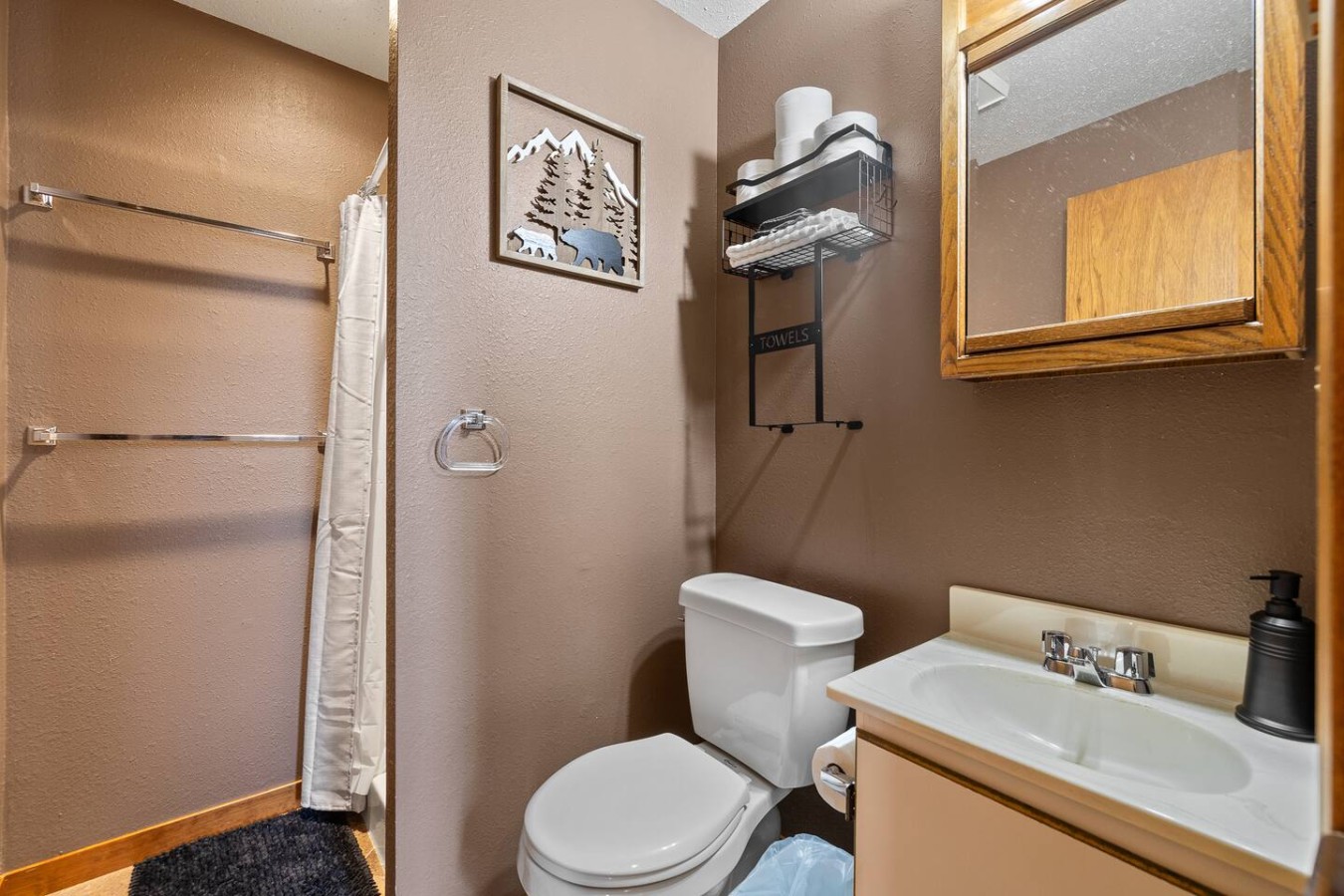 Cozy Nemo Road Retreat 3 bed fenced yard — photo 21