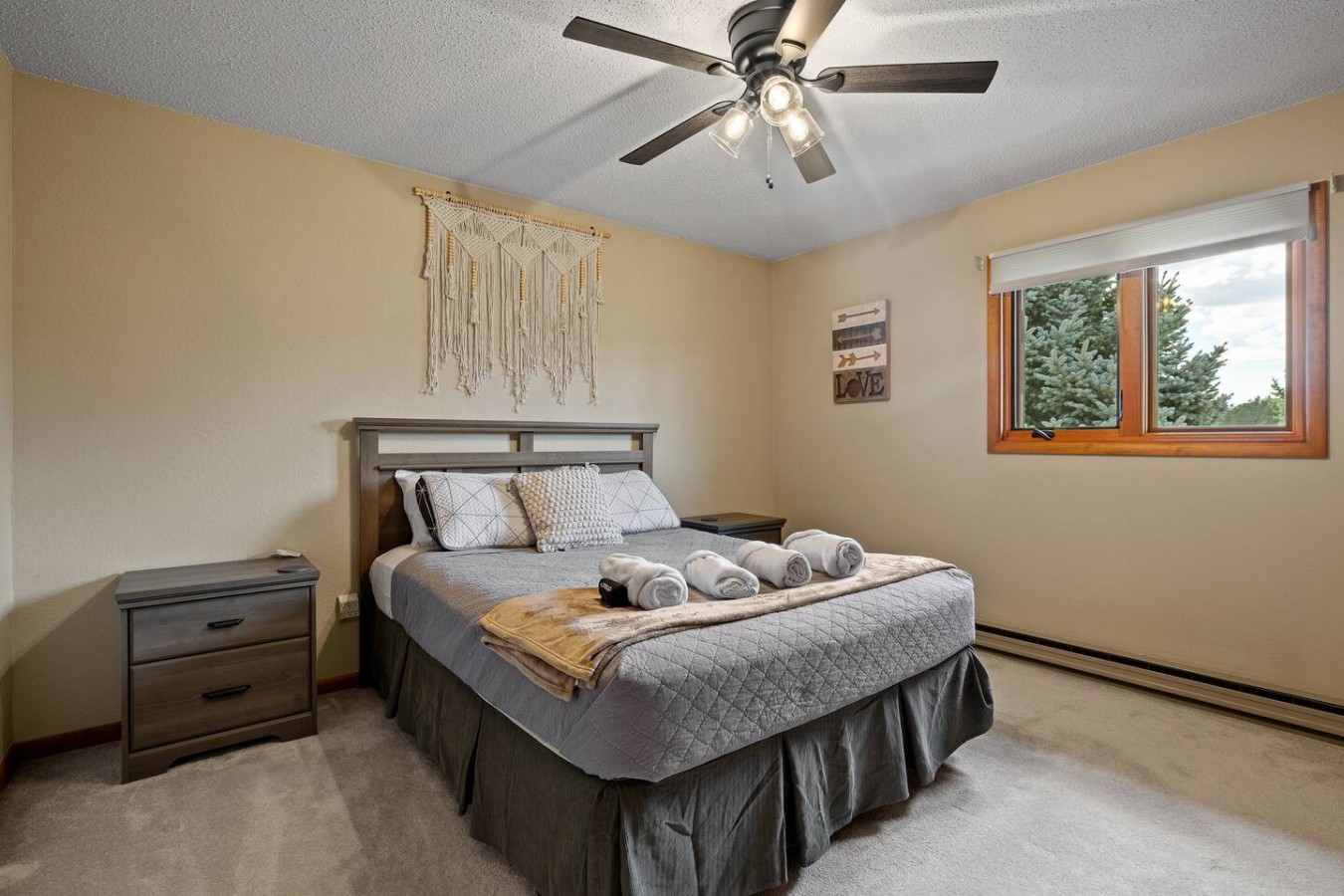 Cozy Nemo Road Retreat 3 bed fenced yard — photo 2