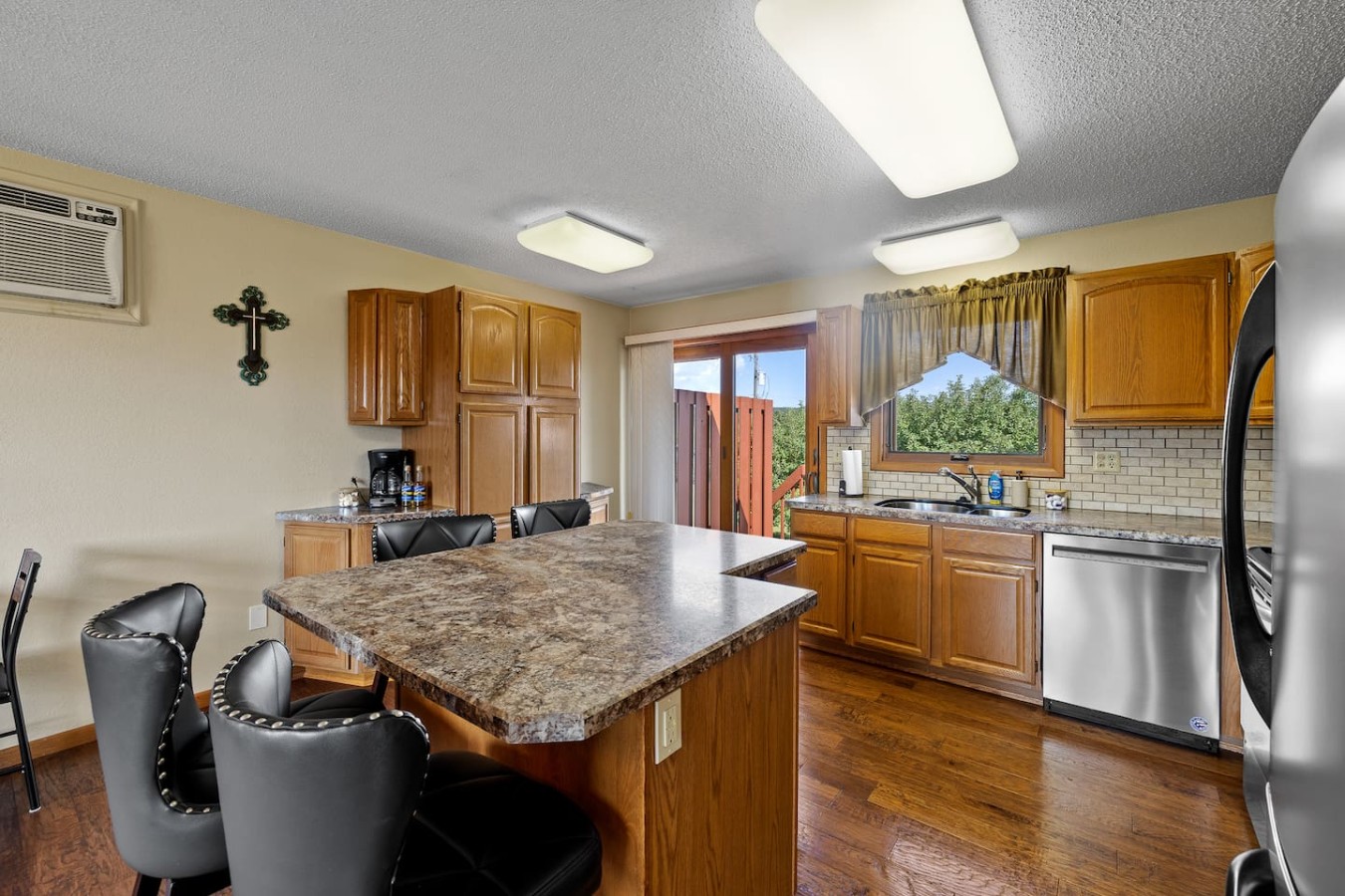 Cozy Nemo Road Retreat 3 bed fenced yard — photo 16