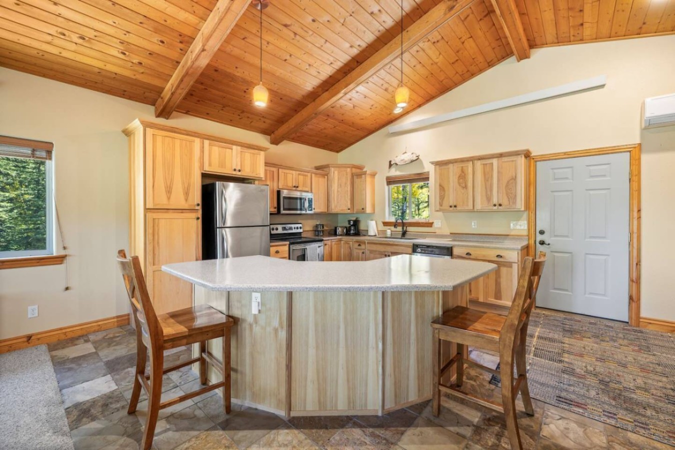 2 bedroom, 2 bathroom, 4 bed, Starlink, Hottub