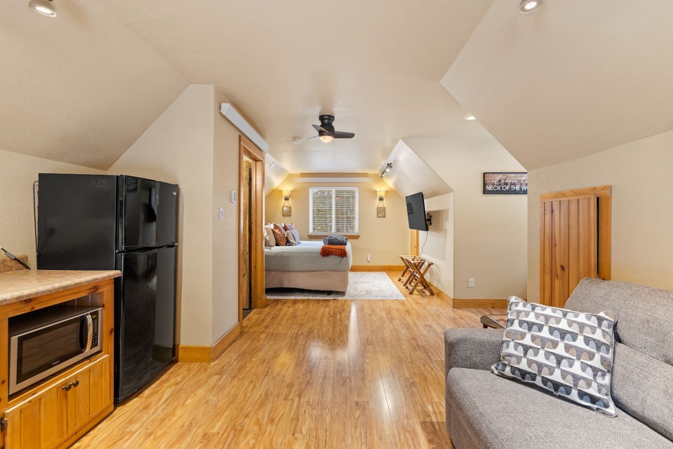 Studio, secluded, HOT TUB, Couples Perfect Getaway — photo 2