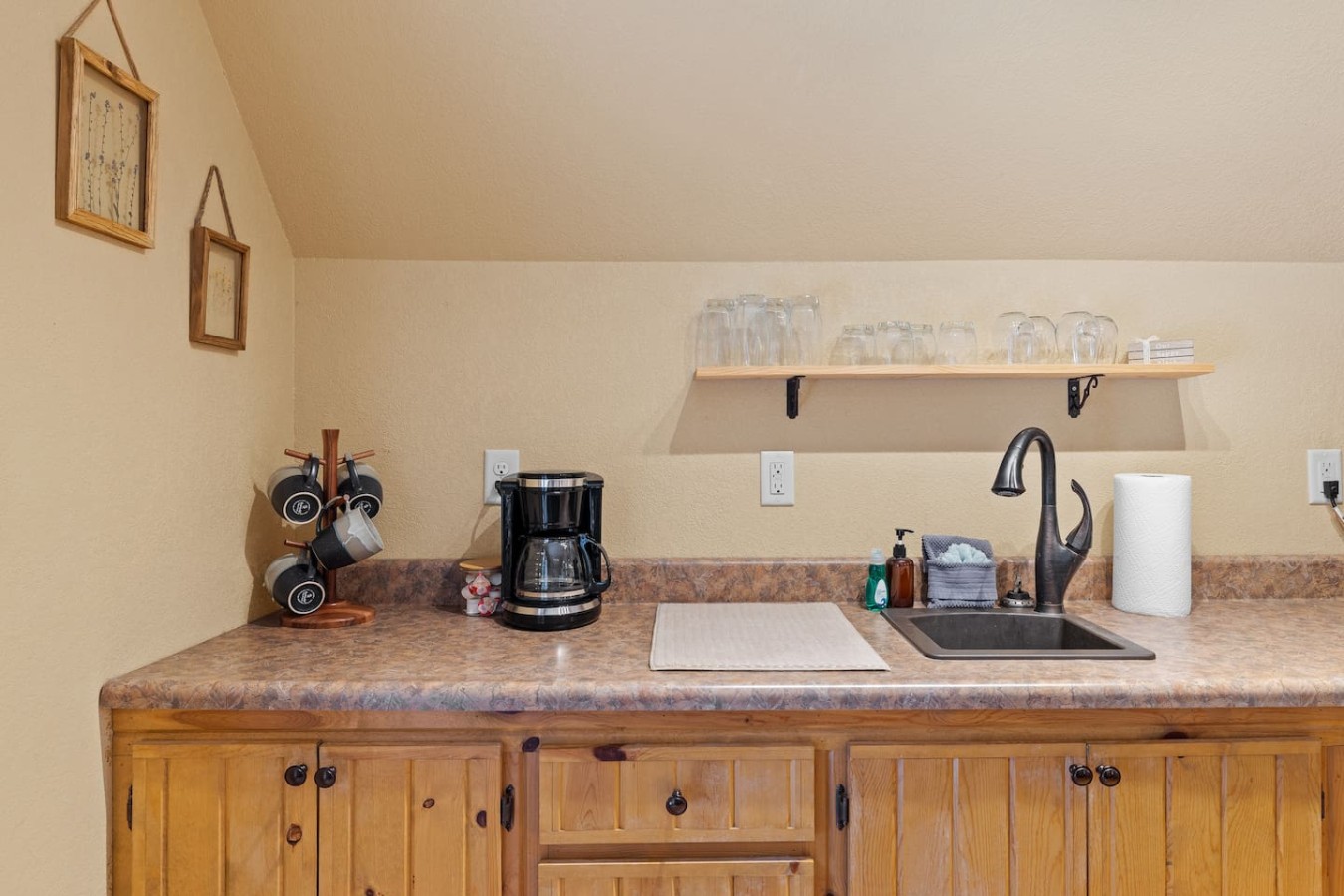 Studio, secluded, HOT TUB, Couples Perfect Getaway — photo 7