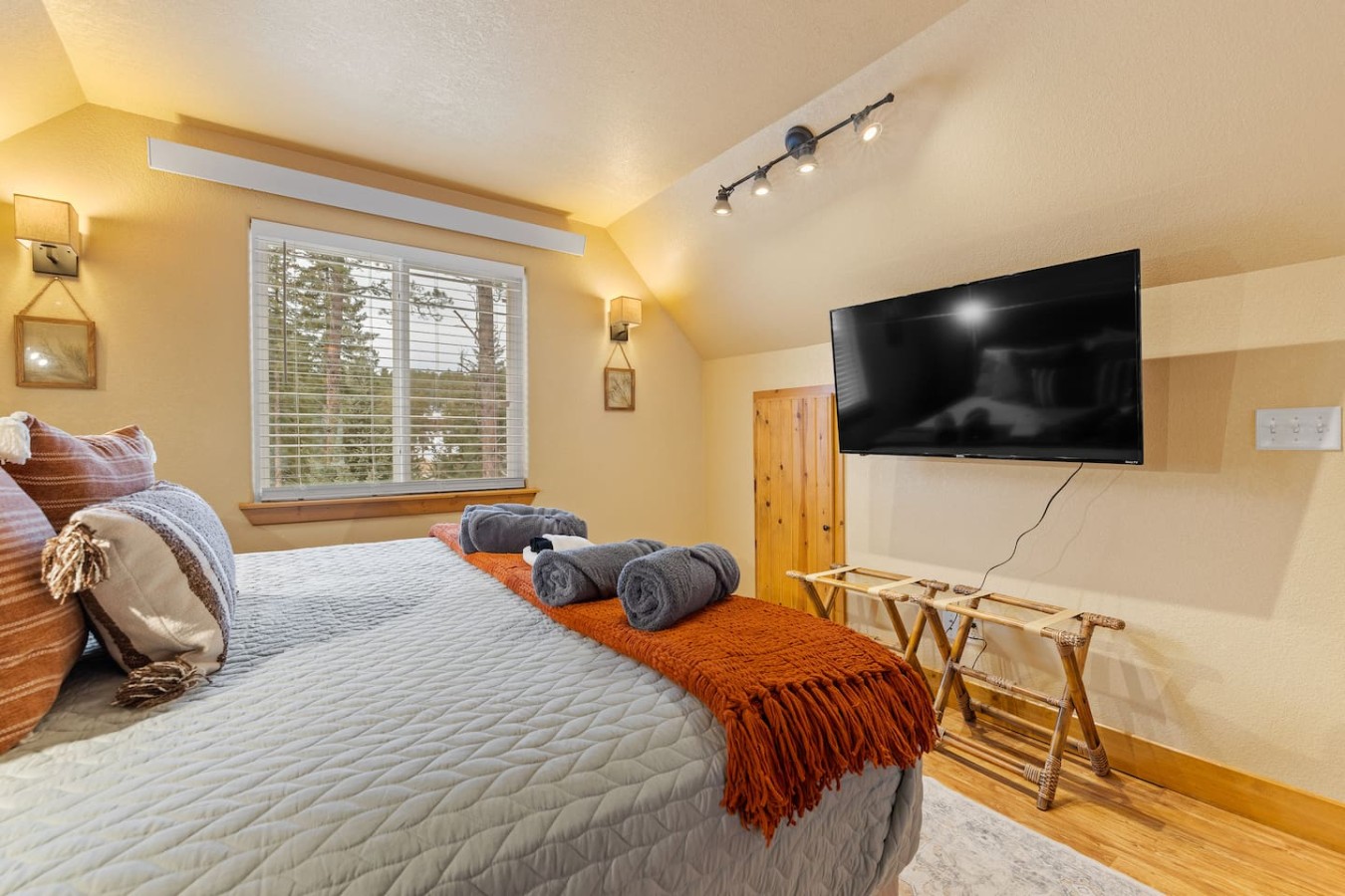 Studio, secluded, HOT TUB, Couples Perfect Getaway — photo 11