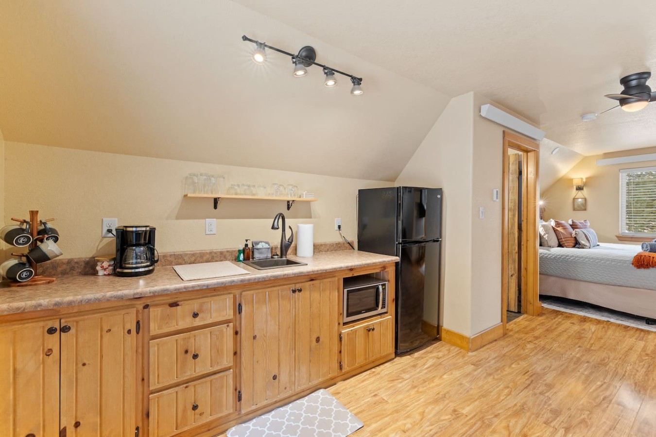 Studio, secluded, HOT TUB, Couples Perfect Getaway — photo 3