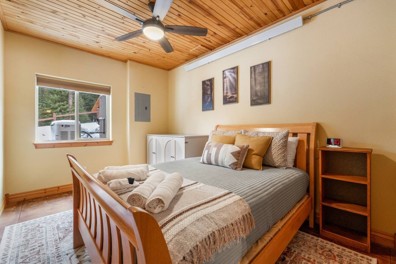 Cozy Cabin: Private Hot Tub, Starlink & Nature