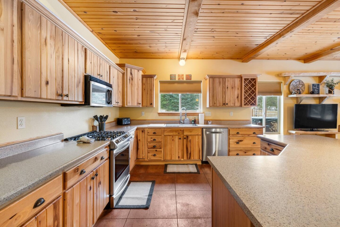 Cozy Cabin: Private Hot Tub, Starlink & Nature — photo 8