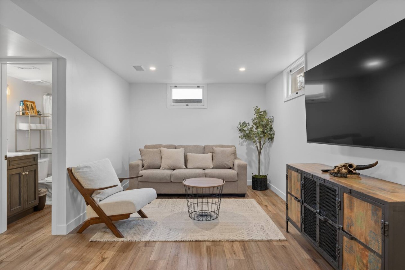 3 bed,2 bath Luxury & Private Turf Yard — photo 18