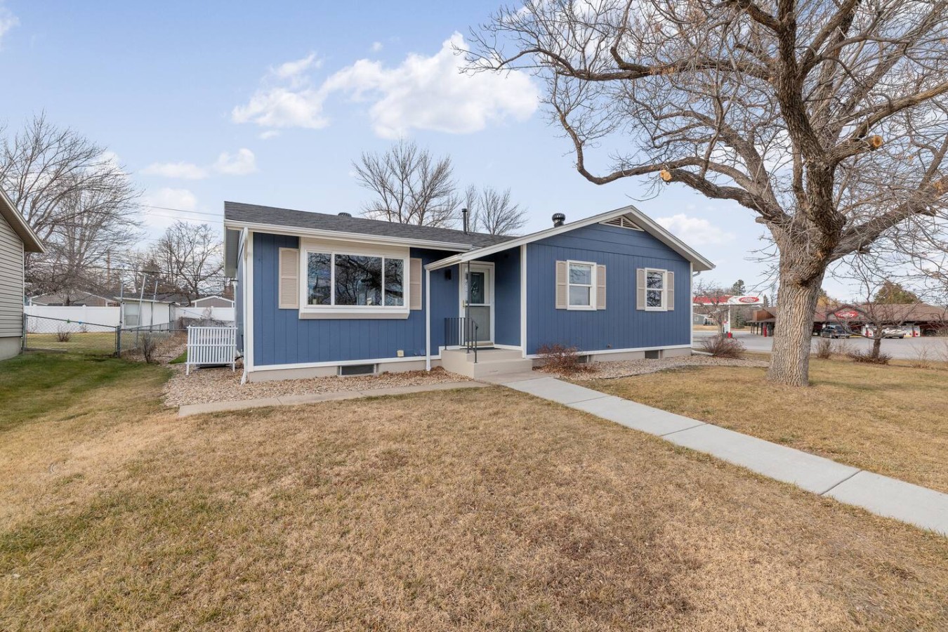 3 bed,2 bath Luxury & Private Turf Yard — photo 29
