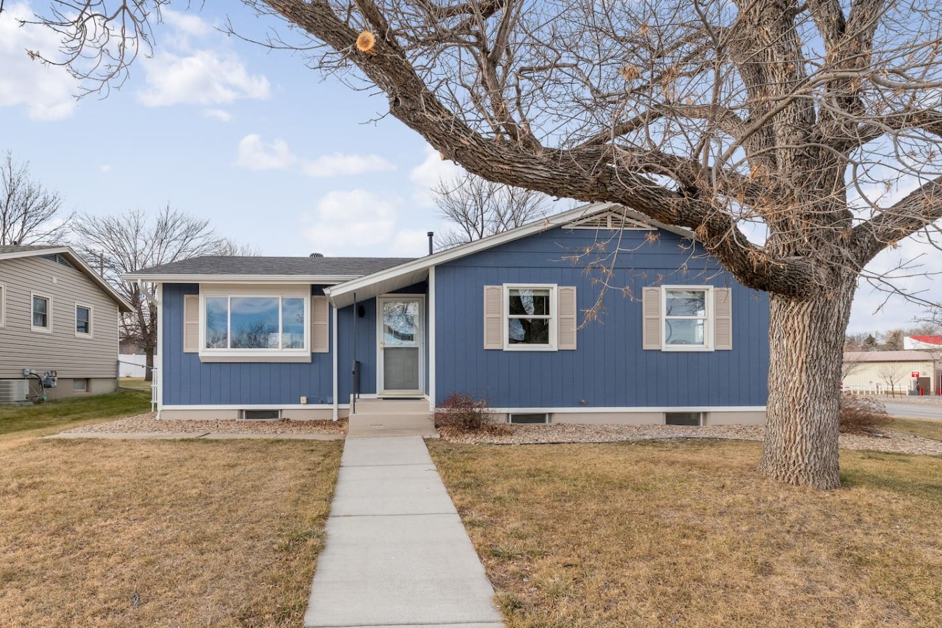 3 bed,2 bath Luxury & Private Turf Yard — photo 30