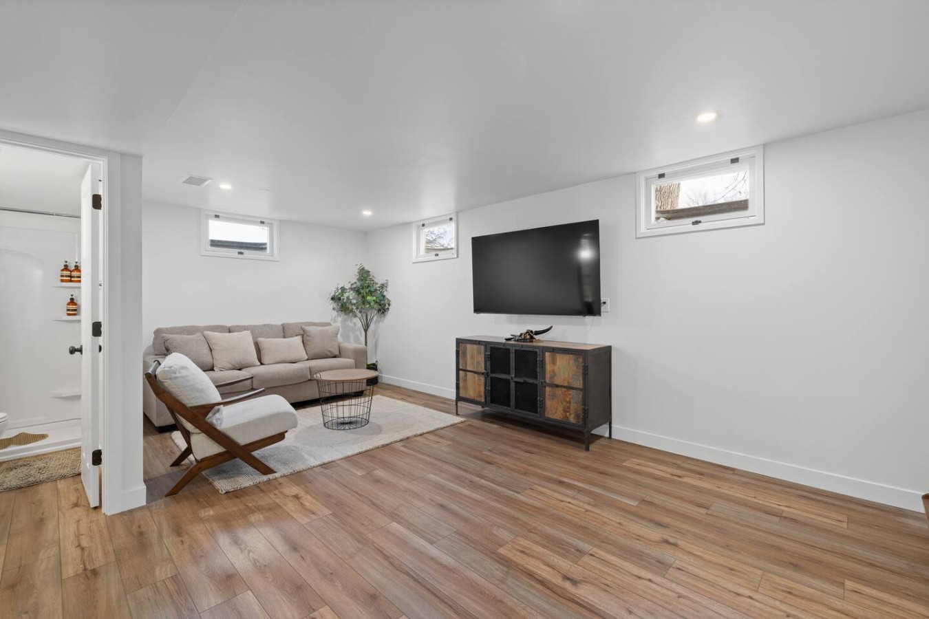3 bed,2 bath Luxury & Private Turf Yard — photo 19